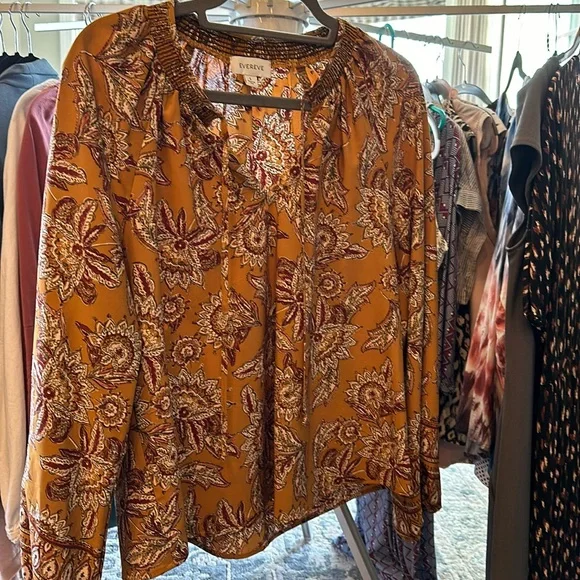 Great top from Evereve. Like new and great for Zoom Calls! - Picture 1 of 2